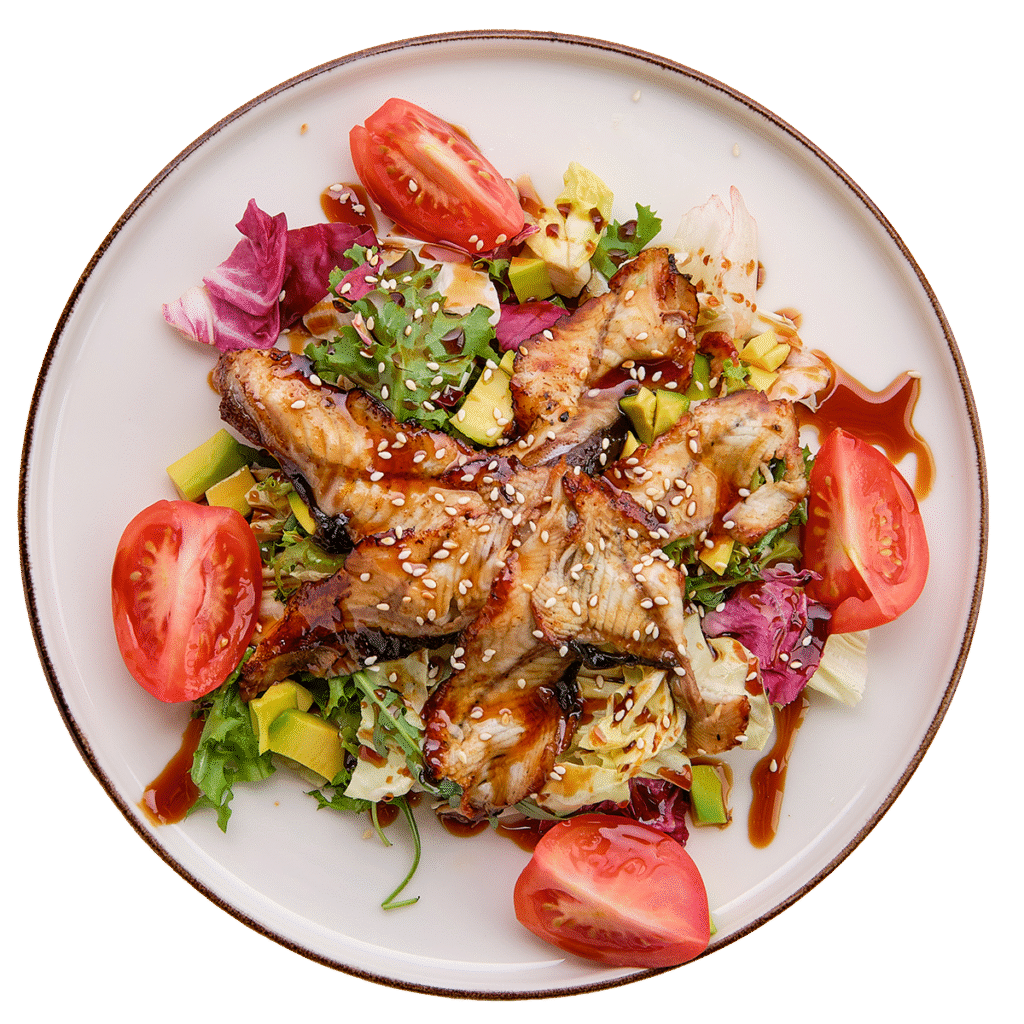 Frischer Salat mit gegrilltem Fleisch, Tomaten und Avocado – modernes Schulessen von Aubergine & Zucchini